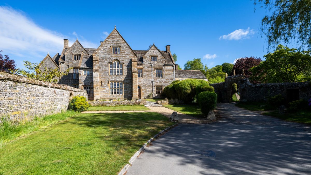 เยือนเซิร์น อับบีย์ สถานที่ประวัติศาสตร์ในอังกฤษ