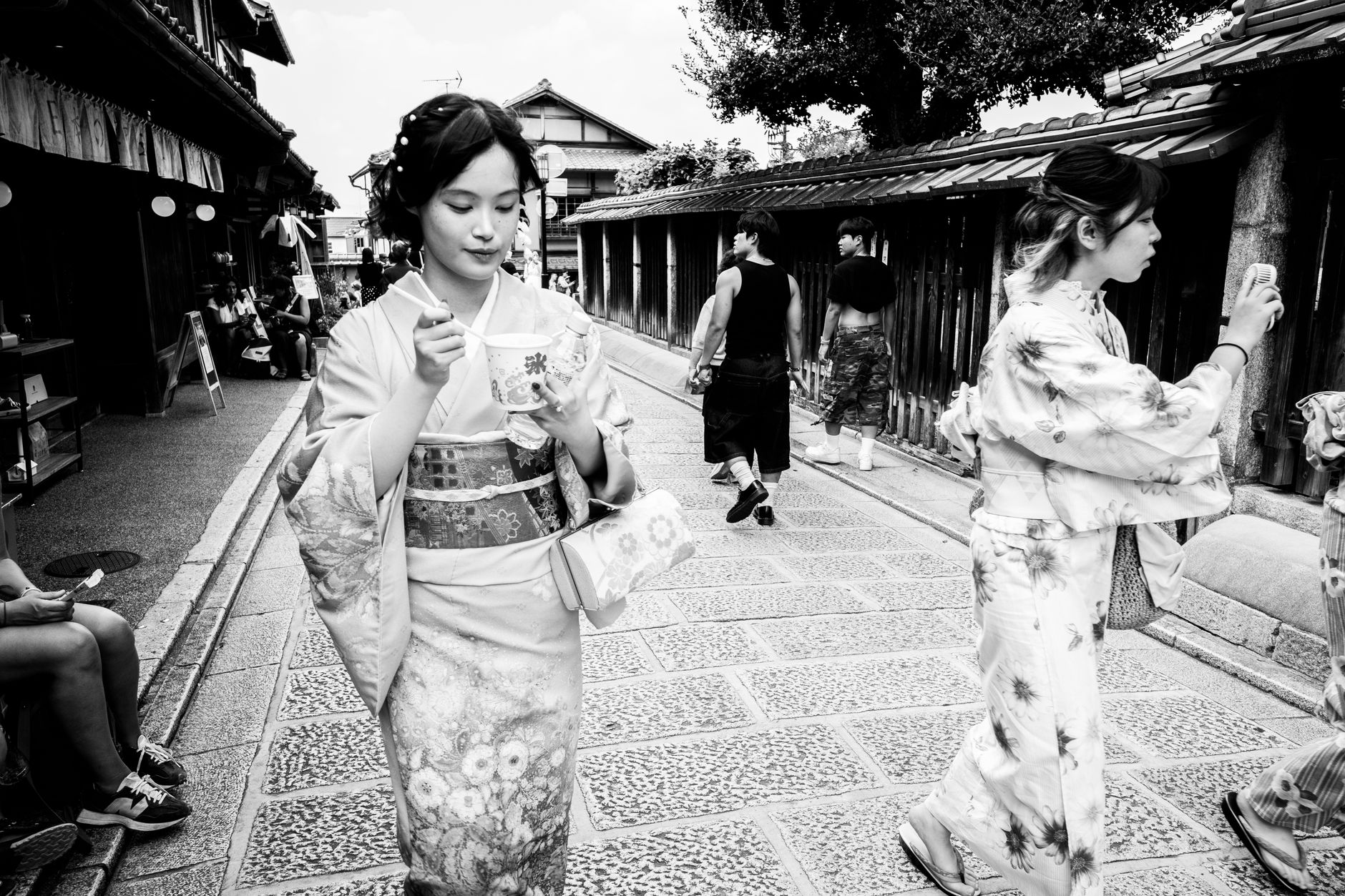 การเดินทางไปญี่ปุ่นในฤดูร้อน: สัมผัสกับความร้อนแรงและของหวานเย็น
