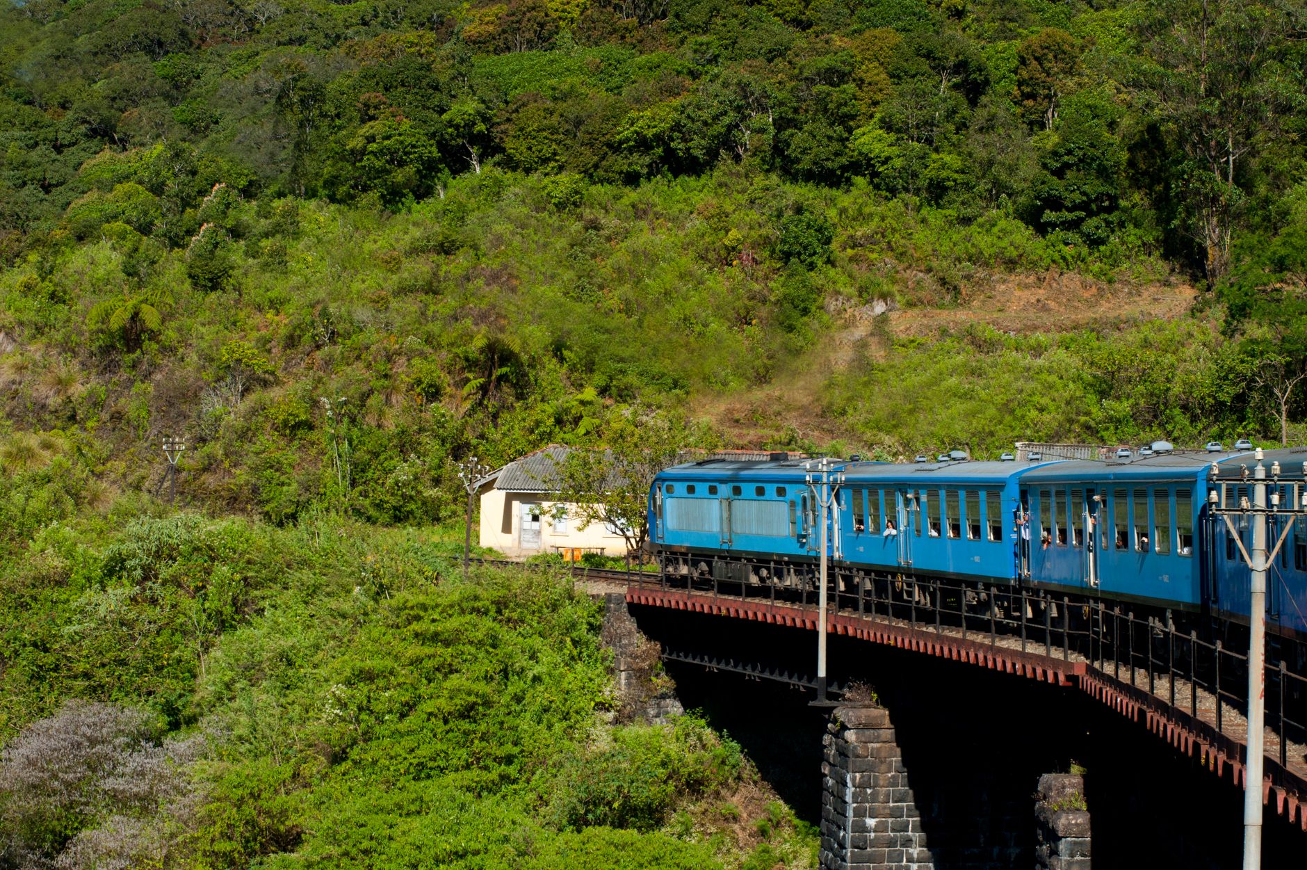 การเดินทางด้วยรถไฟจากแคนดี้สู่เอลล่า: สัมผัสความงามของศรีลังกา