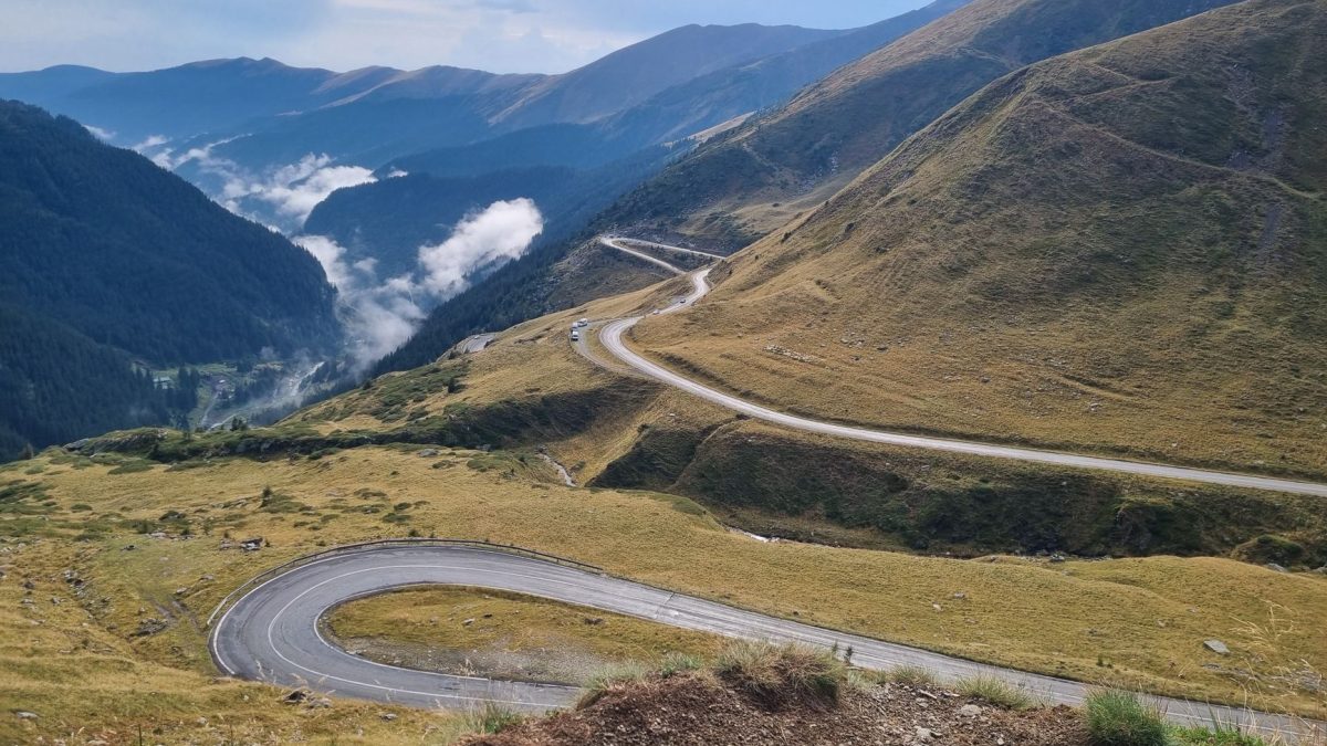 การเดินทางสุดตื่นเต้นบนถนน Transfăgărășan ในโรมาเนีย