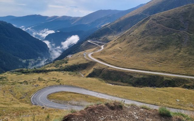 การเดินทางสุดตื่นเต้นบนถนน Transfăgărășan ในโรมาเนีย