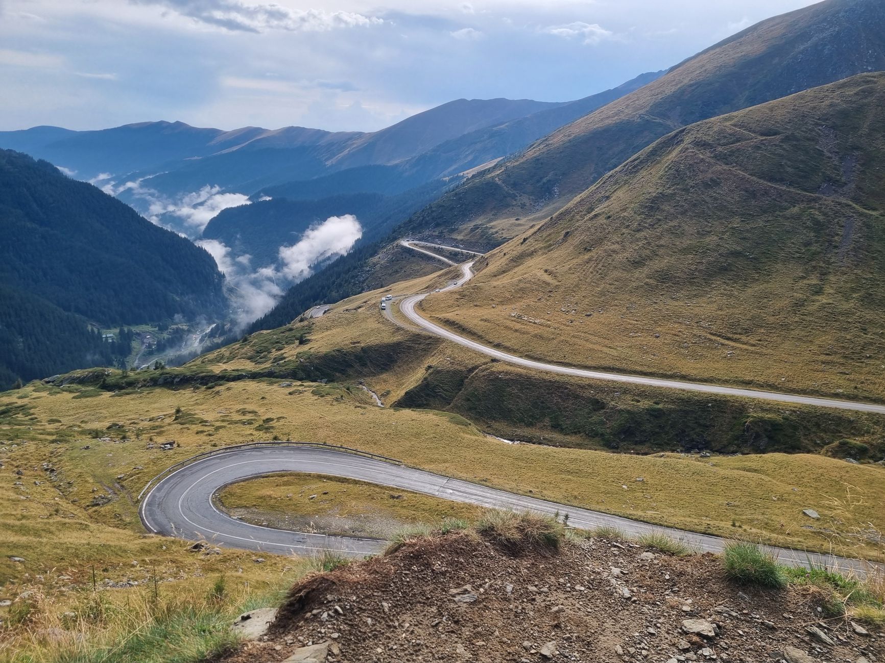 การเดินทางสุดตื่นเต้นบนถนน Transfăgărășan ในโรมาเนีย