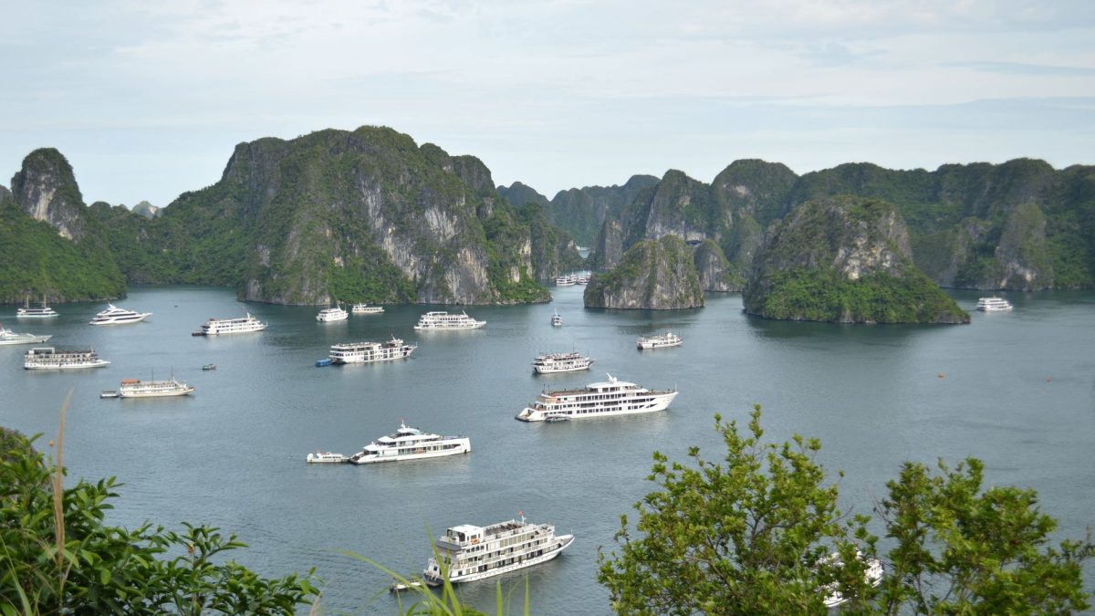 ล่องเรือในอ่าวฮาลอง: สถานที่ท่องเที่ยวที่ต้องไปในเวียดนาม