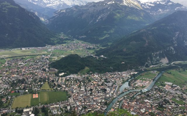 สัมผัสเสน่ห์ของ Interlaken: คาเฟ่, เดินเล่นริมแม่น้ำ และที่พักวิวสวย
