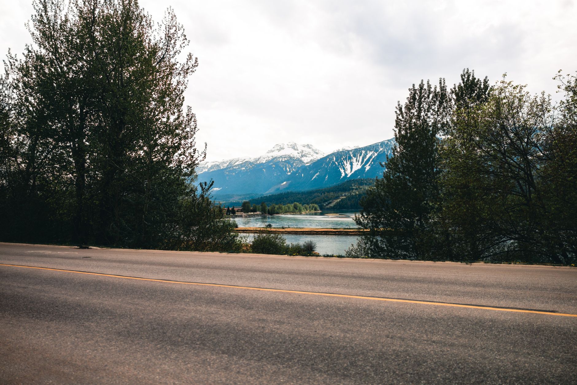 การเดินทางด้วยรถยนต์ในแคนาดา: สำรวจอุทยานแห่งชาติ Mount Revelstoke, Glacier, Yoho และ Banff ในหนึ่งสัปดาห์