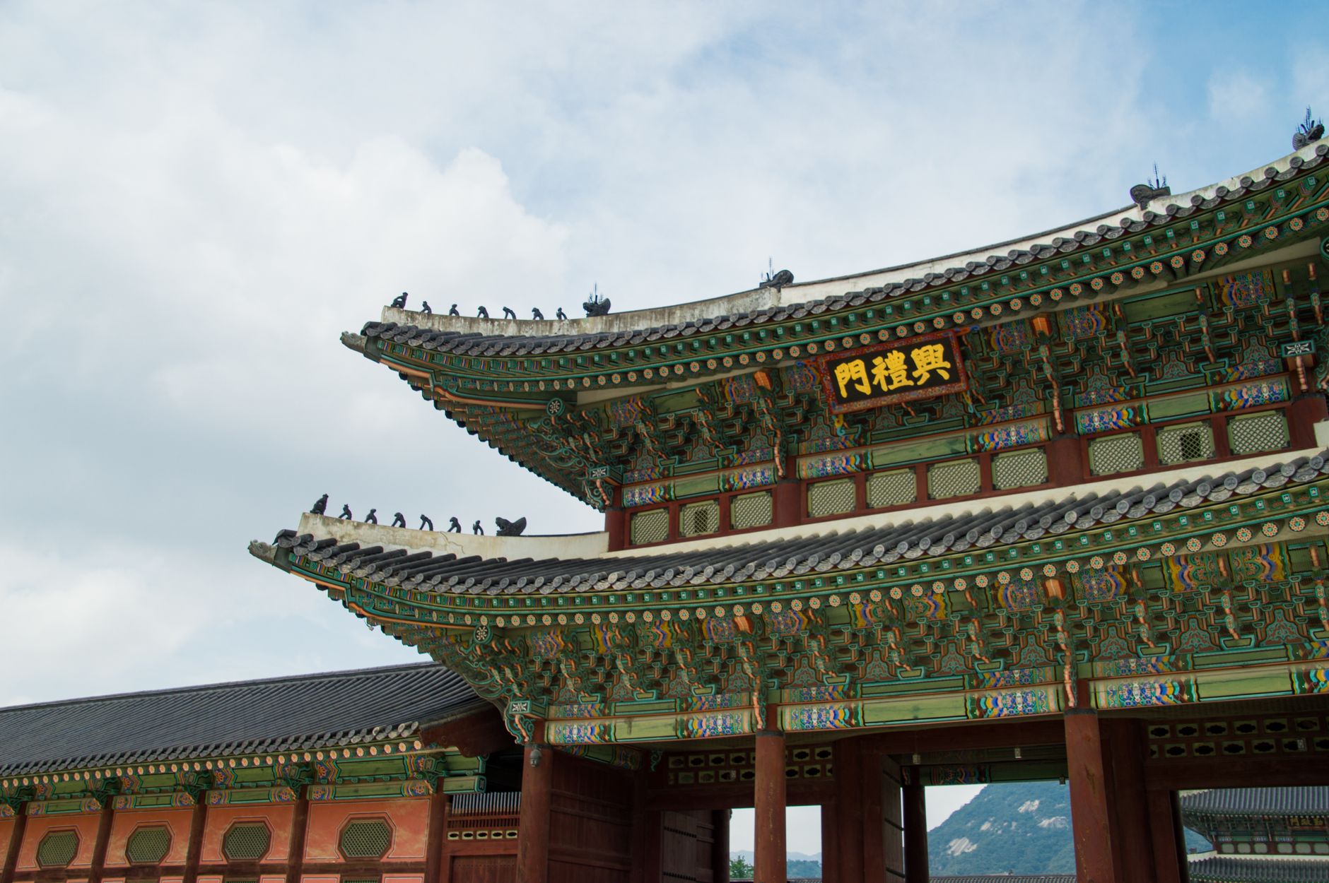 สำรวจพระราชวังเคียงบกกุง: สถานที่ท่องเที่ยวที่ไม่ควรพลาดในโซล