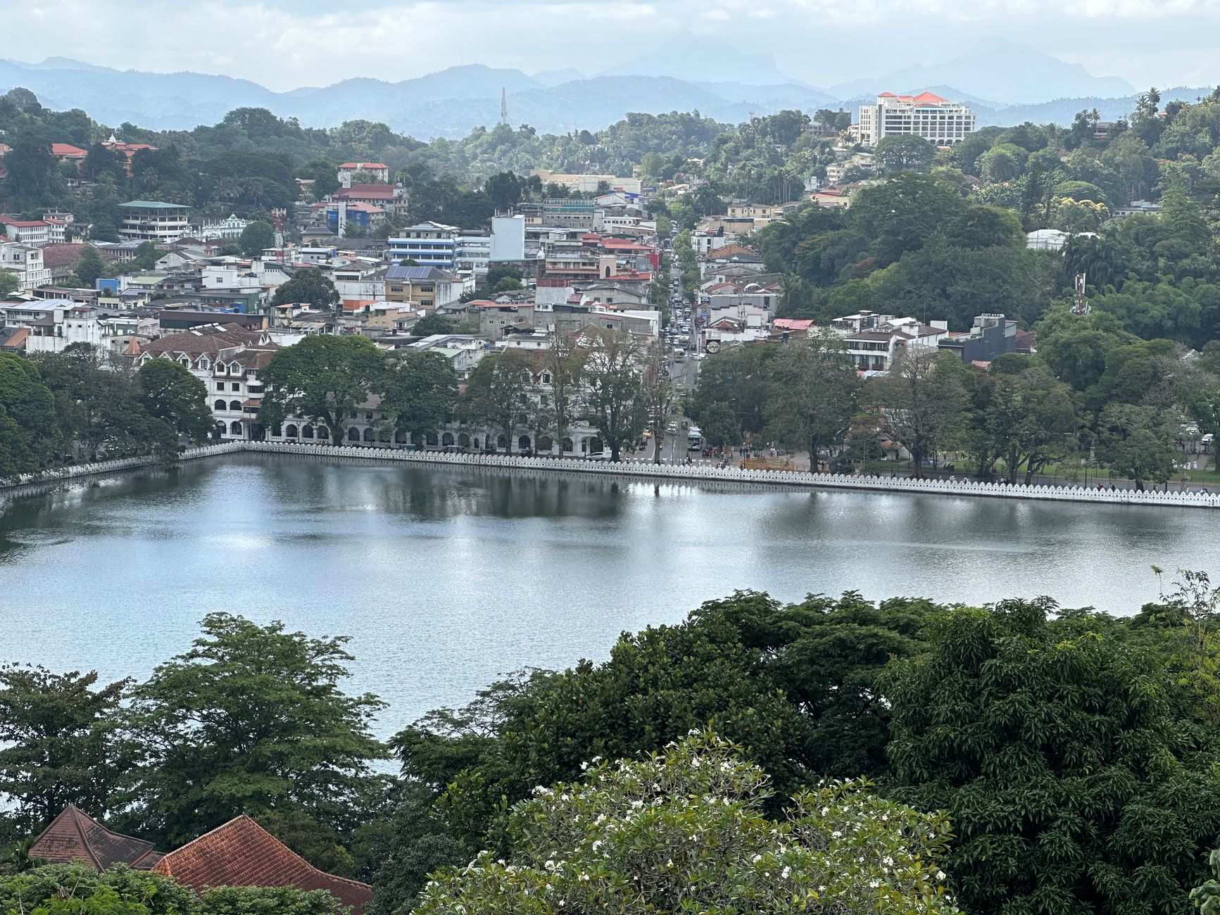 ทะเลสาบแคนดี้: สถานที่ท่องเที่ยวที่ไม่ควรพลาดในศรีลังกา