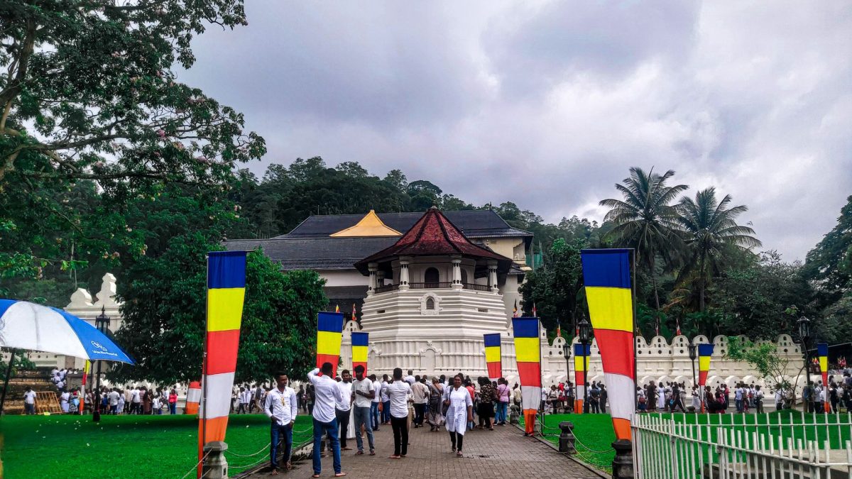 วัดพระเขี้ยว: สถานที่ศักดิ์สิทธิ์แห่งแคนดี้ ศรีลังกา