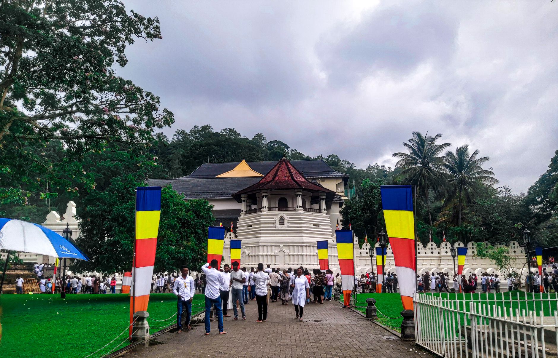วัดพระเขี้ยว: สถานที่ศักดิ์สิทธิ์แห่งแคนดี้ ศรีลังกา