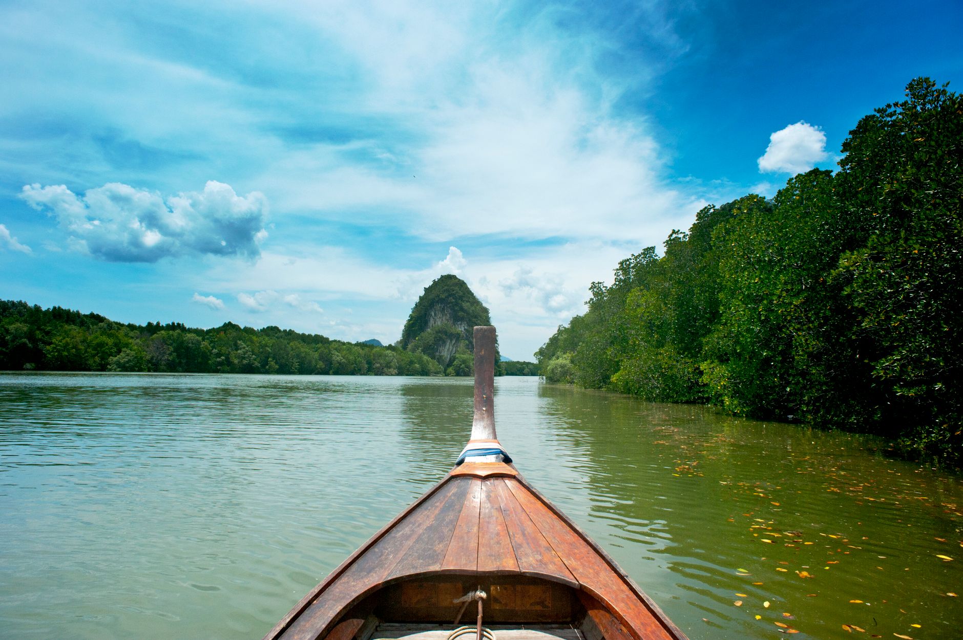 คู่มือท่องเที่ยวสระมรกต: สถานที่ท่องเที่ยวที่ต้องห้ามพลาดในกระบี่