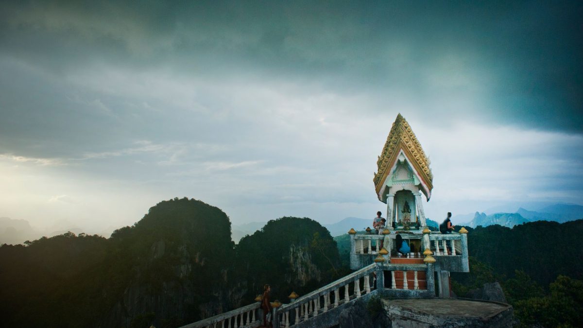 วัดถ้ำเสือ: สัมผัสศิลปะและธรรมชาติในกระบี่