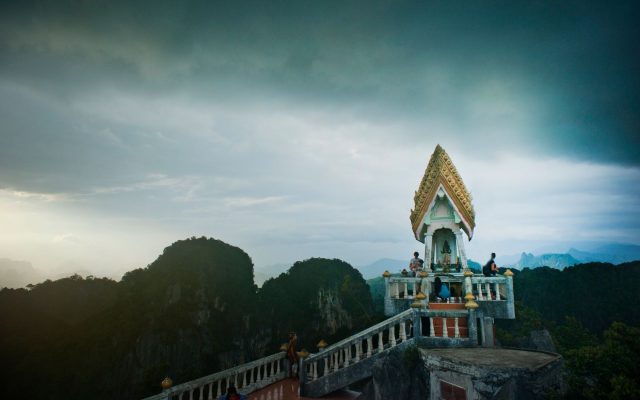 วัดถ้ำเสือ: สัมผัสศิลปะและธรรมชาติในกระบี่