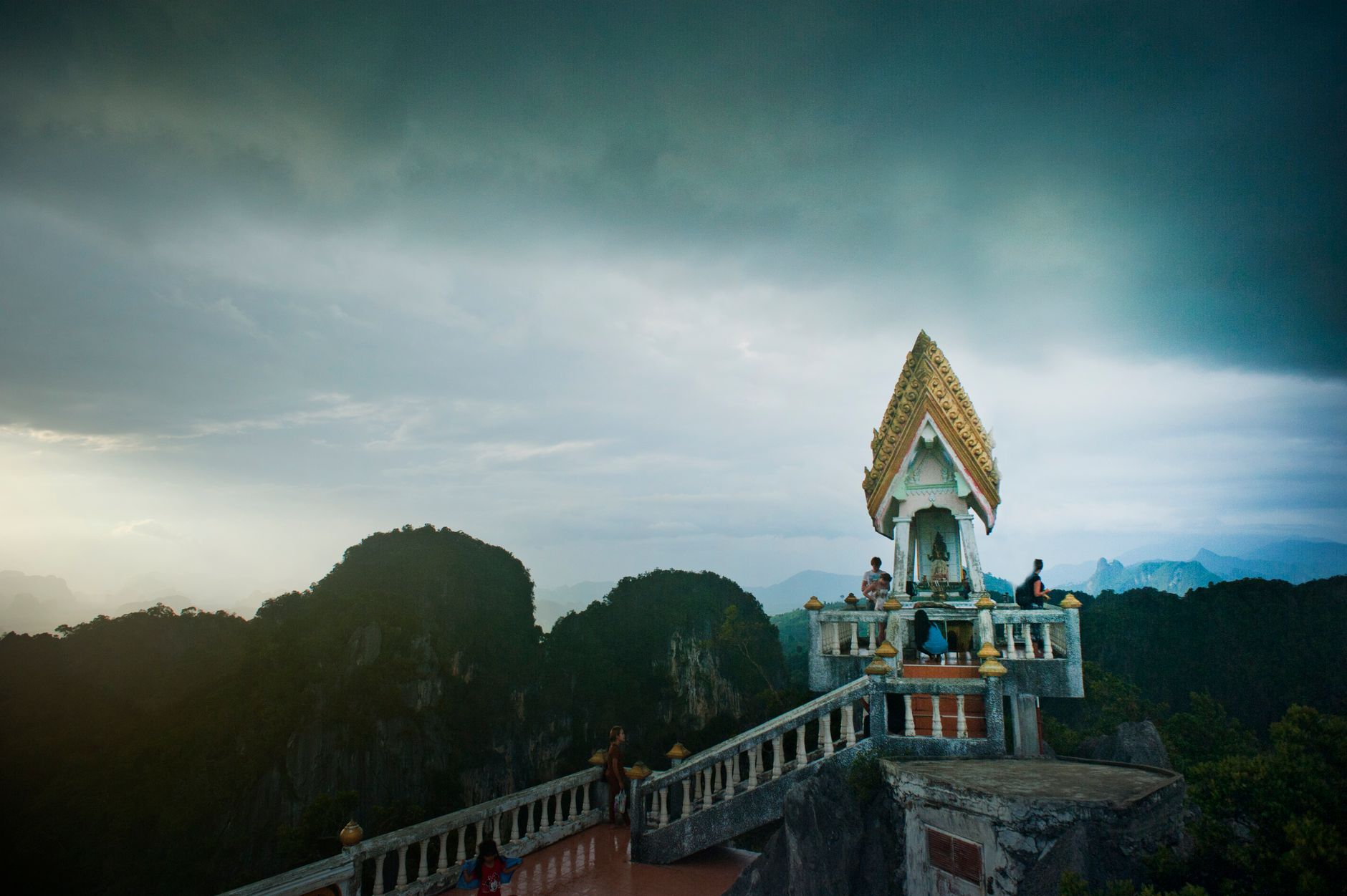 วัดถ้ำเสือ: สัมผัสศิลปะและธรรมชาติในกระบี่