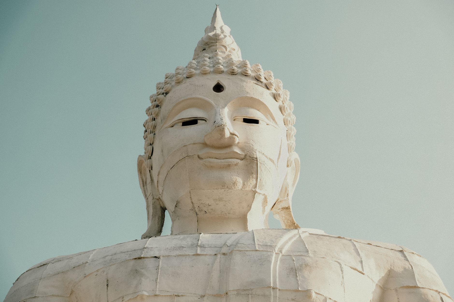 พระใหญ่ภูเก็ต: สัญลักษณ์แห่งความสงบของภูเก็ต