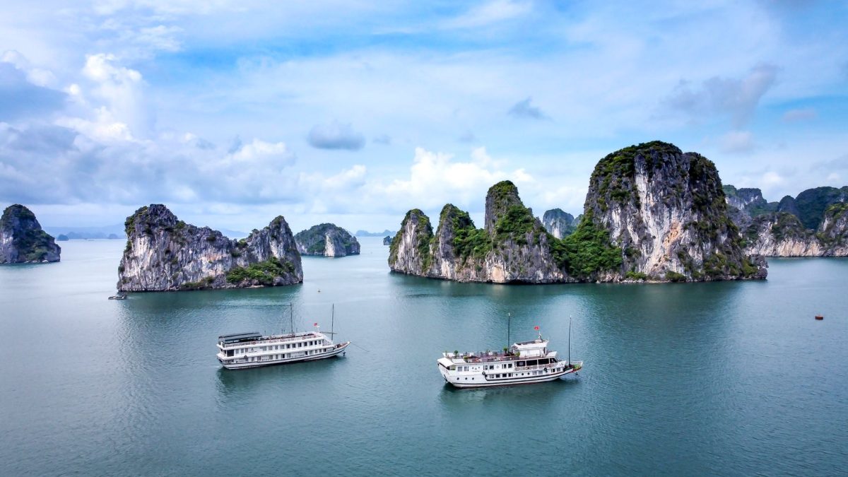 ล่องเรืออ่าวฮาลอง สัมผัสความงามแห่งธรรมชาติในเวียดนาม