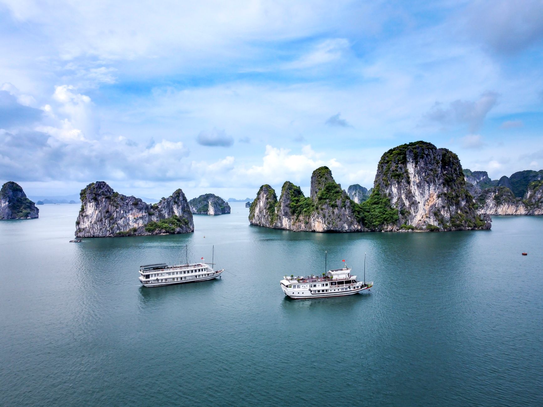 ล่องเรืออ่าวฮาลอง สัมผัสความงามแห่งธรรมชาติในเวียดนาม