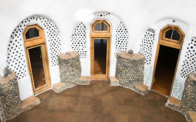 บ้าน Earthship ในโคโลราโด: ที่พักแปลกตาที่ต้องไปสัมผัส