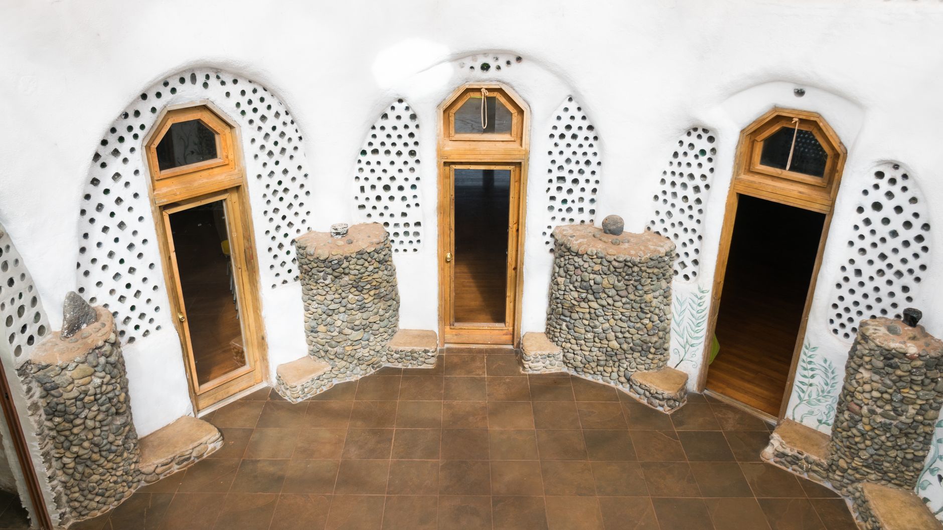 บ้าน Earthship ในโคโลราโด: ที่พักแปลกตาที่ต้องไปสัมผัส