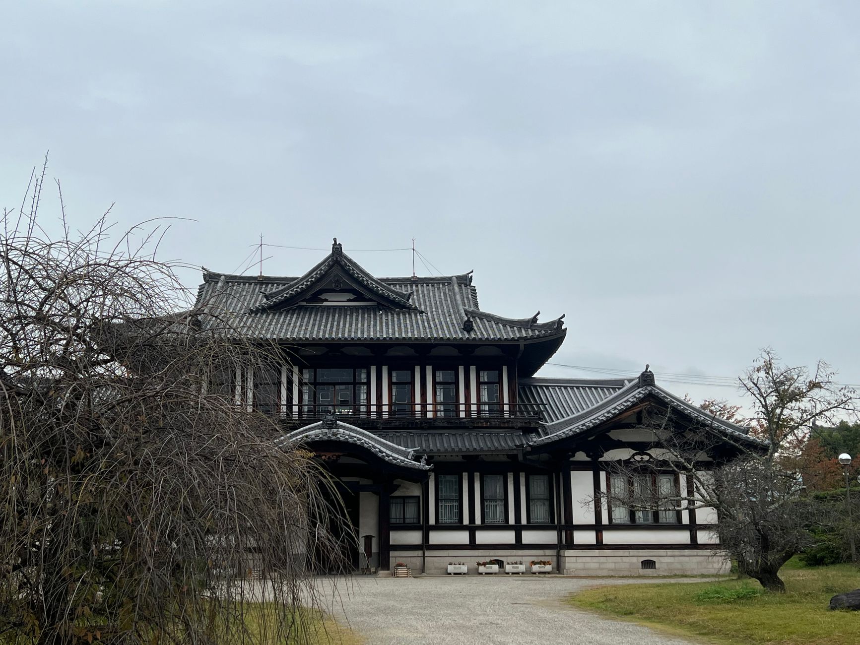 การท่องเที่ยวที่น่าตื่นเต้นใน Nara: การฟื้นฟูเรือนจำ Nara ของ Hoshino