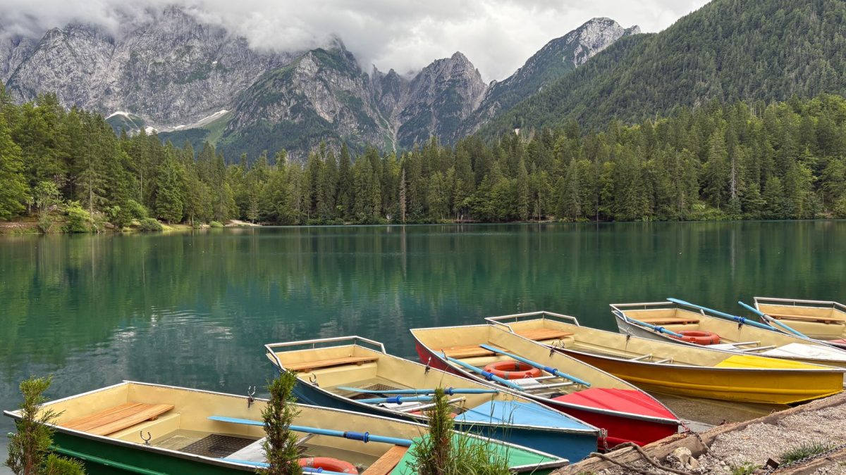 สำรวจความงามของทะเลสาบ Laghi di Fusine ในอิตาลี