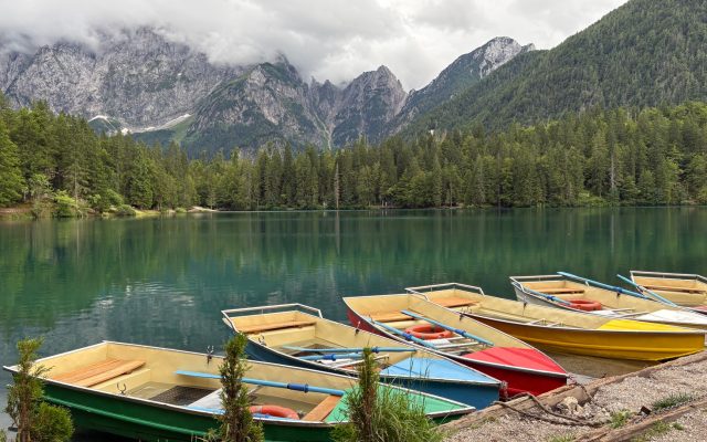 สำรวจความงามของทะเลสาบ Laghi di Fusine ในอิตาลี