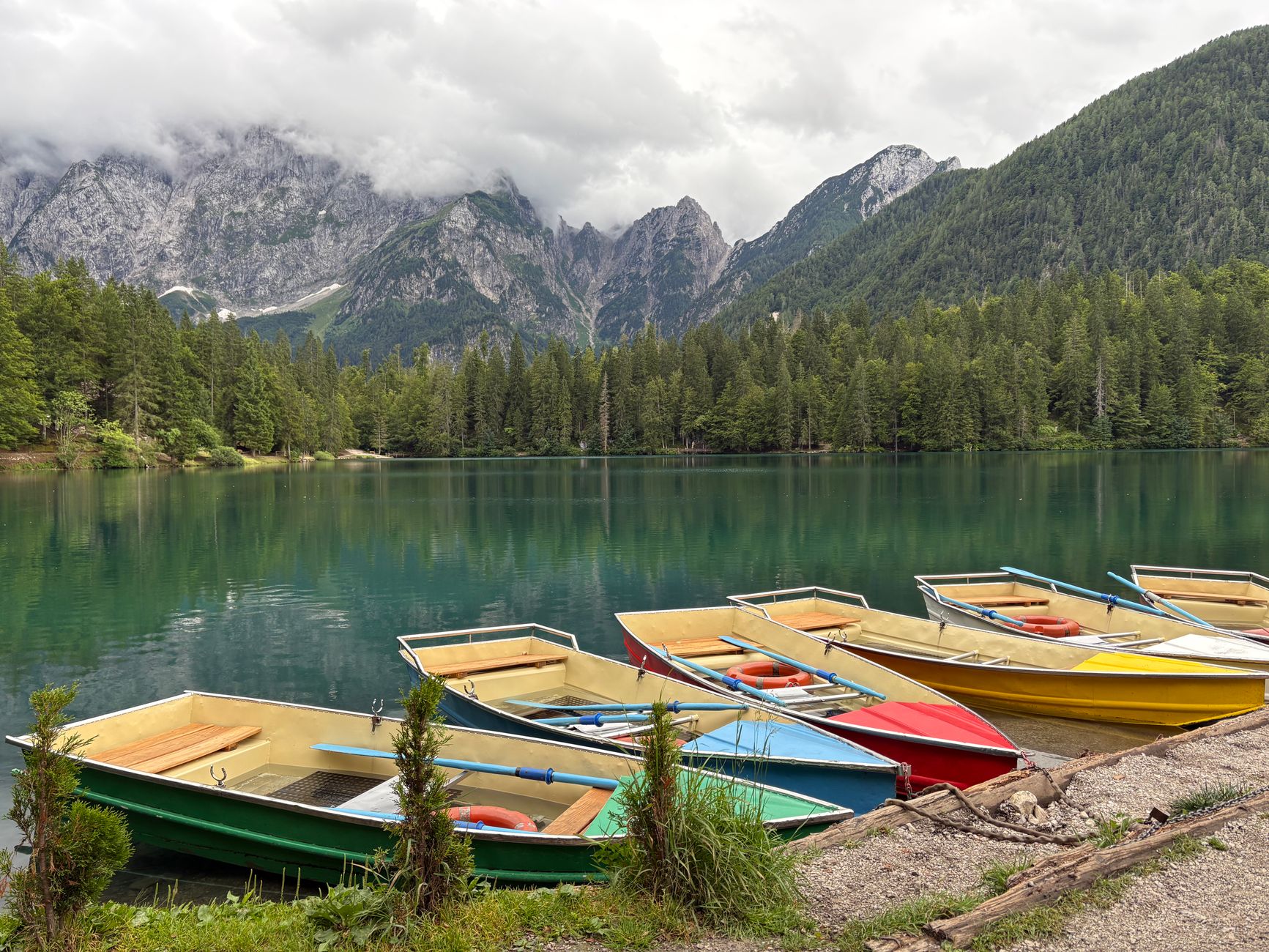 สำรวจความงามของทะเลสาบ Laghi di Fusine ในอิตาลี