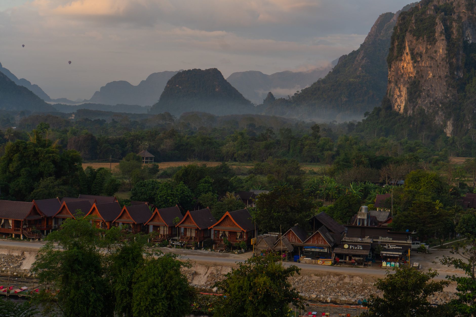 ลาวสำหรับแบ็คแพ็คเกอร์: เวียงจันทน์, วังเวียง และหลวงพระบาง