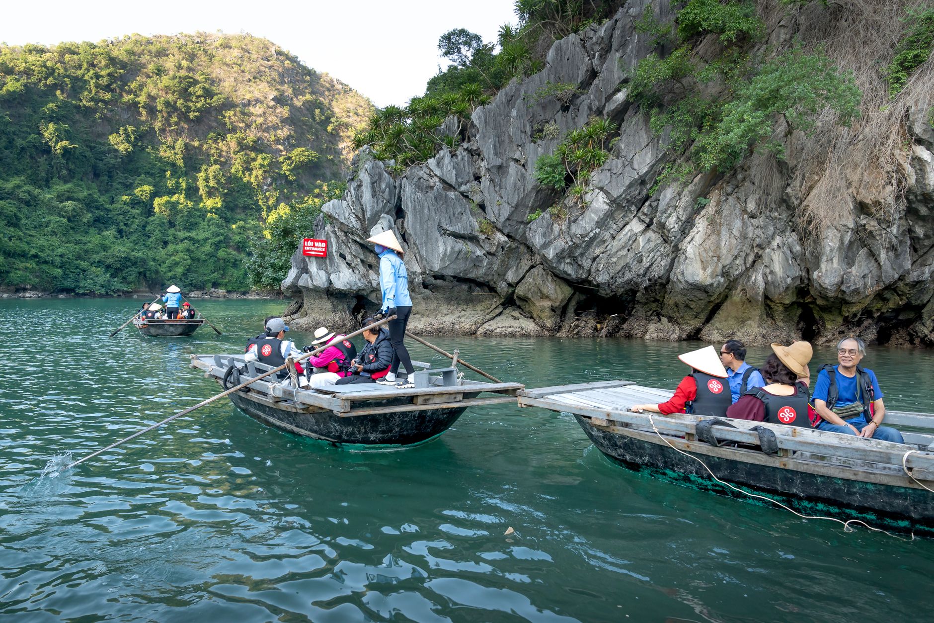 ทัวร์สตรีทฟู้ดอ่าวฮาลอง — มุมลับ