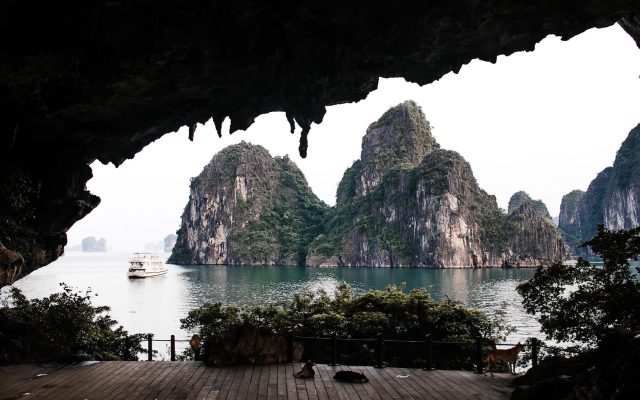 ล่องเรืออ่าวฮาลอง — มุมลับ