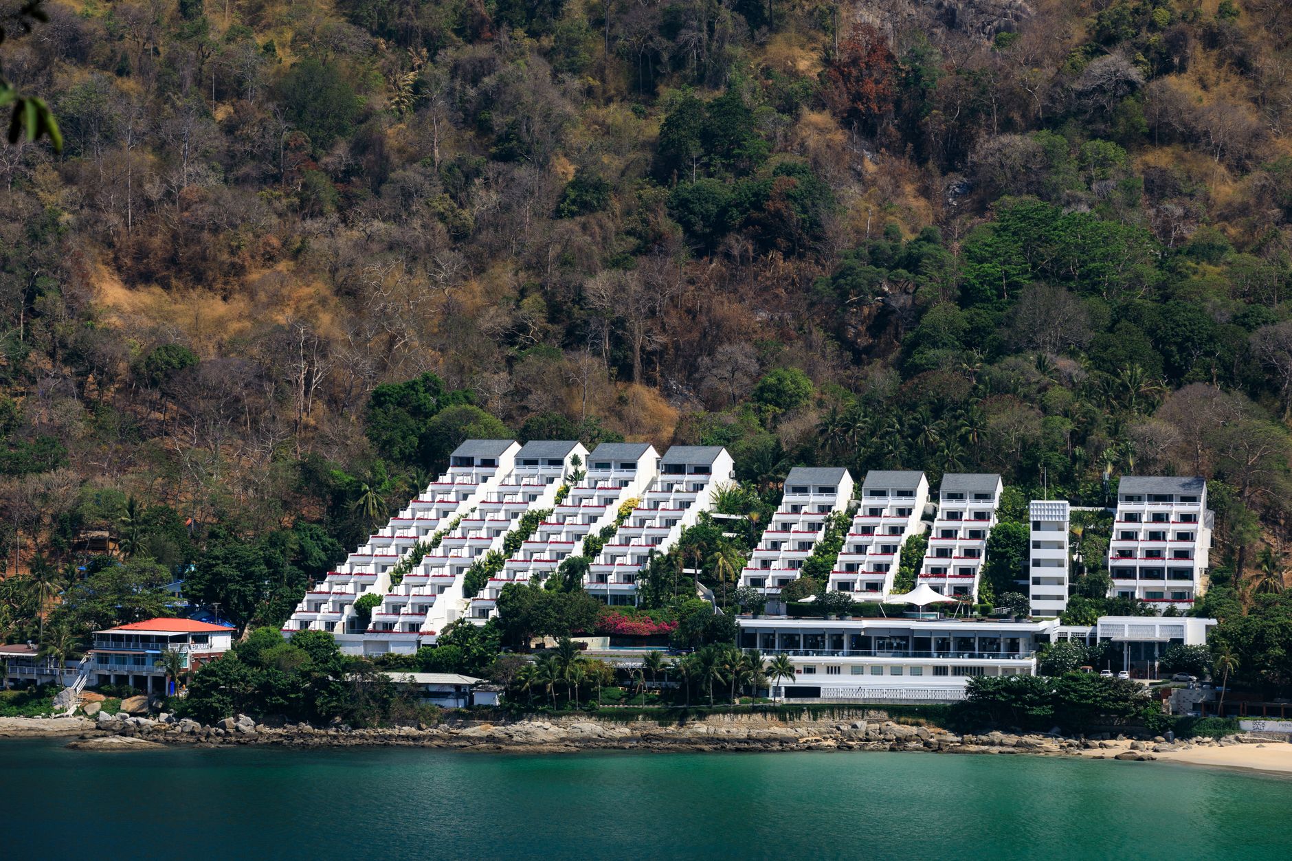 โรงแรมที่ดีที่สุดในประเทศไทย: ความหรูหราแบบเกาะ, ความสง่างามในเมือง, และความเงียบสงบในป่า